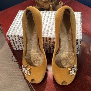 Gold Suede Vintage Style Pumps
